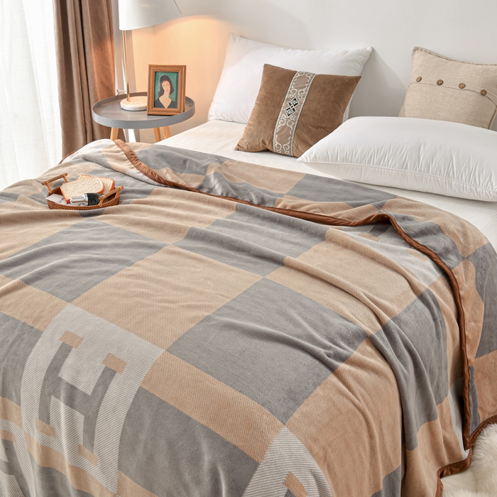 91家纺网 家纺一手货源 找家纺 卡奥家纺 2024新款双层AB版云貂绒毛毯法莱绒休闲盖毯沙发毯空调毯子 里亚-灰