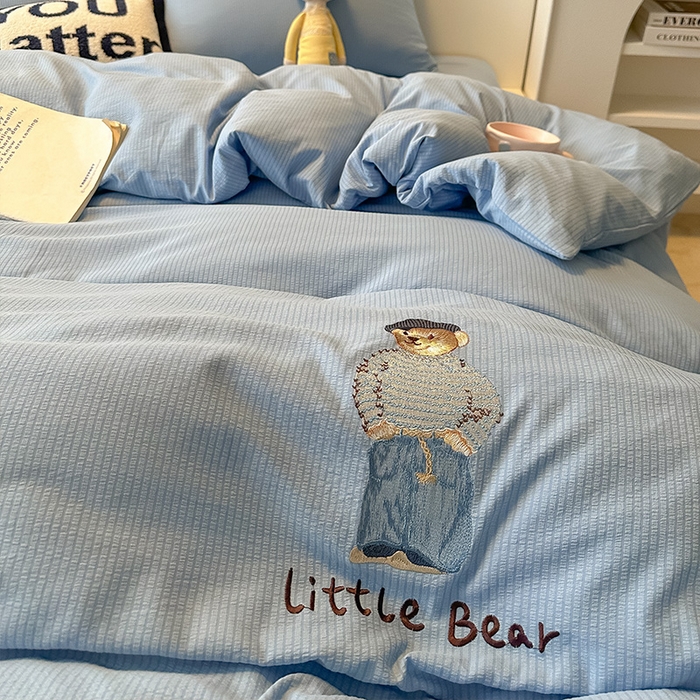 91家纺网 家纺一手货源 找家纺 眠帛家居 2024新款水洗棉提花刺绣四件套-熊先生 熊先生-晴山蓝