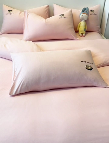 91家纺网 家纺一手货源 找家纺 眠帛家居 2024新款水洗棉提花刺绣四件套-熊先生 熊先生-藕粉