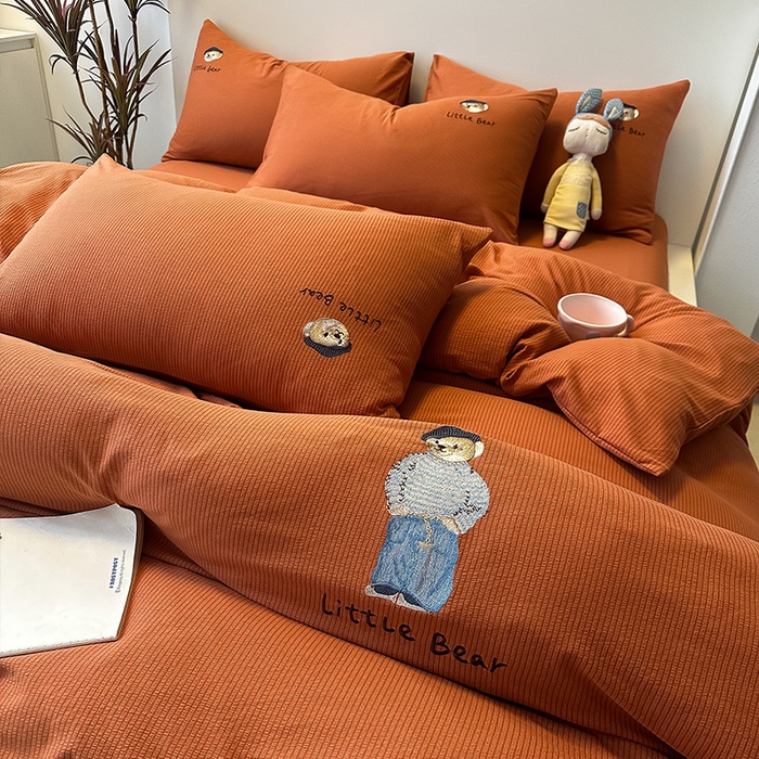 91家纺网 家纺一手货源 找家纺 眠帛家居 2024新款水洗棉提花刺绣四件套-熊先生 熊先生-秋意红