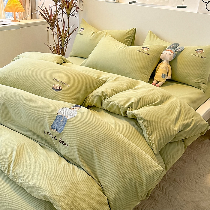 91家纺网 家纺一手货源 找家纺 眠帛家居 2024新款水洗棉提花刺绣四件套-熊先生 熊先生-奶油绿