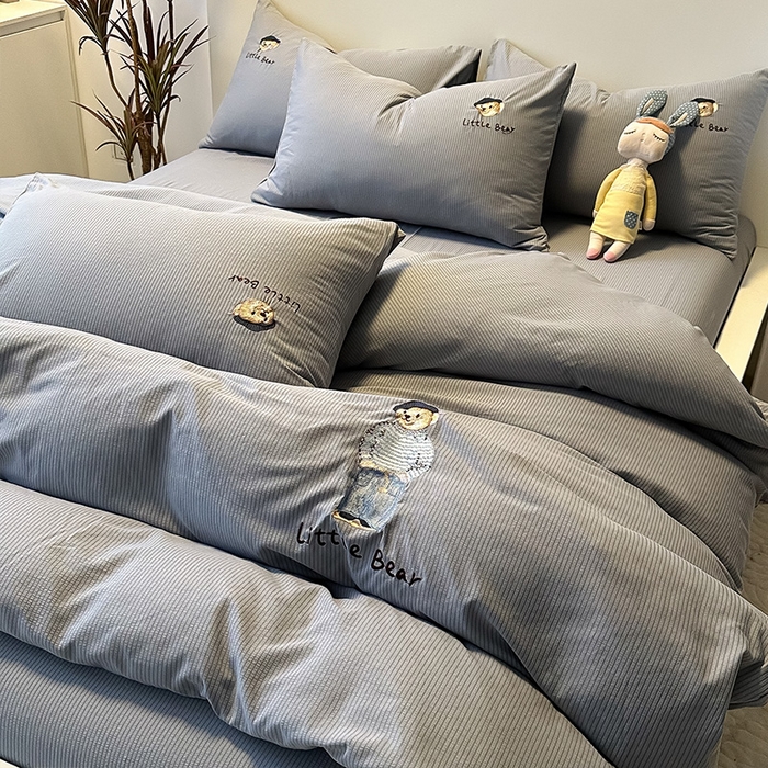 91家纺网 家纺一手货源 找家纺 眠帛家居 2024新款水洗棉提花刺绣四件套-熊先生 熊先生-雾灰