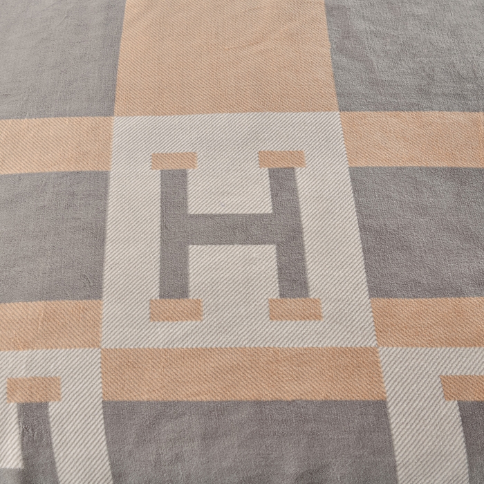 91家纺网 家纺一手货源 找家纺 卡奥家纺 2024新款双层AB版云貂绒毛毯法莱绒休闲盖毯沙发毯空调毯子 里亚-灰