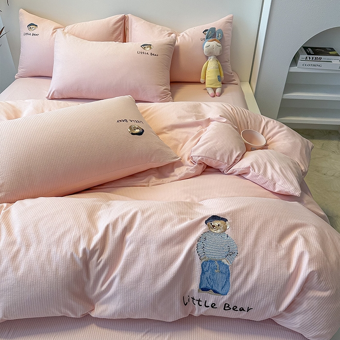 91家纺网 家纺一手货源 找家纺 眠帛家居 2024新款水洗棉提花刺绣四件套-熊先生 熊先生-藕粉