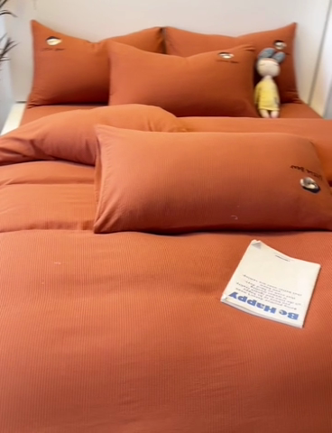 91家纺网 家纺一手货源 找家纺 眠帛家居 2024新款水洗棉提花刺绣四件套-熊先生 熊先生-秋意红