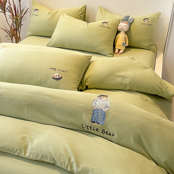 91家纺网 家纺一手货源 找家纺 眠帛家居 2024新款水洗棉提花刺绣四件套-熊先生 熊先生-奶油绿