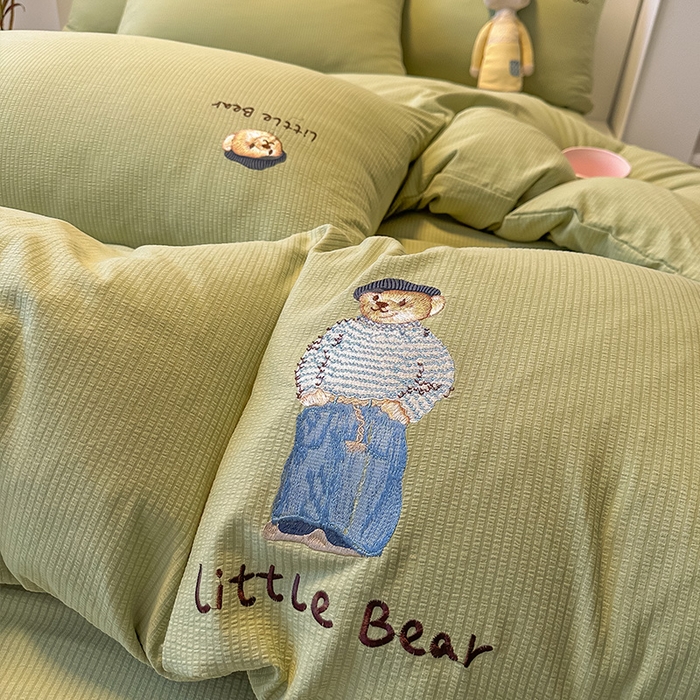 91家纺网 家纺一手货源 找家纺 眠帛家居 2024新款水洗棉提花刺绣四件套-熊先生 熊先生-奶油绿