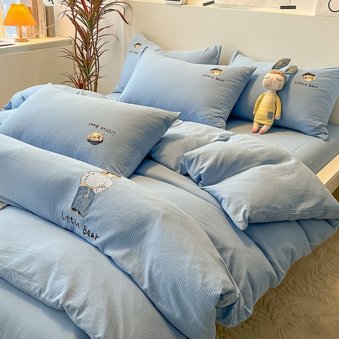 91家纺网 家纺一手货源 找家纺 眠帛家居 2024新款水洗棉提花刺绣四件套-熊先生 熊先生-晴山蓝