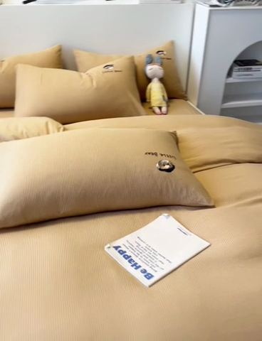 91家纺网 家纺一手货源 找家纺 眠帛家居 2024新款水洗棉提花刺绣四件套-熊先生 熊先生-奶咖