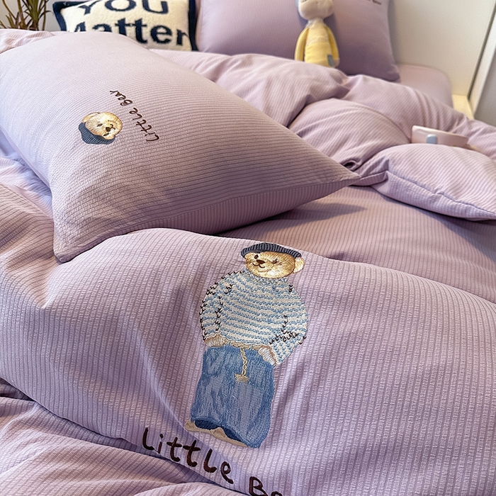 91家纺网 家纺一手货源 找家纺 眠帛家居 2024新款水洗棉提花刺绣四件套-熊先生 熊先生-丁香紫