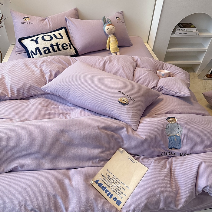 91家纺网 家纺一手货源 找家纺 眠帛家居 2024新款水洗棉提花刺绣四件套-熊先生 熊先生-丁香紫