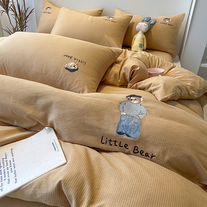 91家纺网 家纺一手货源 找家纺 眠帛家居 2024新款水洗棉提花刺绣四件套-熊先生 熊先生-奶咖