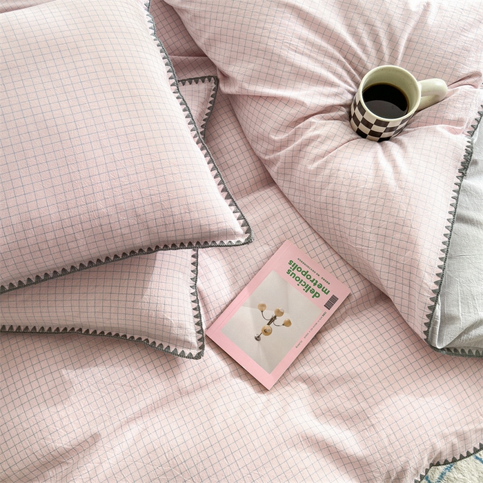 91家纺网 家纺一手货源 找家纺 晚依家纺 2024新款全棉色织水洗棉贝壳边绣三角针工艺四件套--单被套 星语-浅粉灰