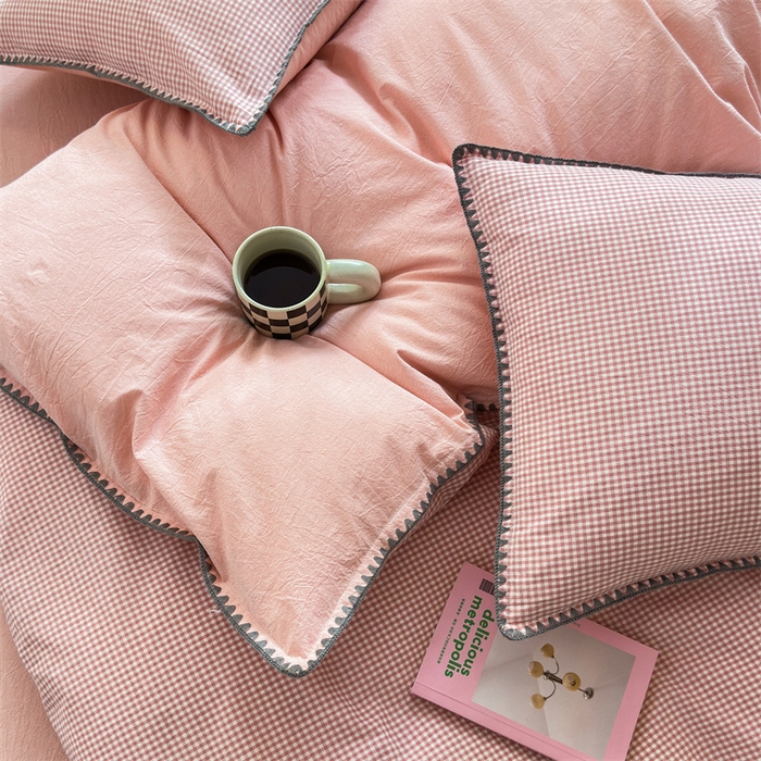 91家纺网 家纺一手货源 找家纺 晚依家纺 2024新款全棉色织水洗棉贝壳边绣三角针工艺四件套--单被套 遇见-蜜粉