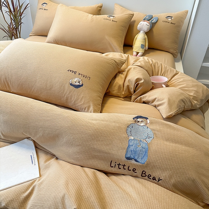 91家纺网 家纺一手货源 找家纺 眠帛家居 2024新款水洗棉提花刺绣四件套-熊先生 熊先生-奶咖