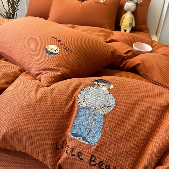 91家纺网 家纺一手货源 找家纺 眠帛家居 2024新款水洗棉提花刺绣四件套-熊先生 熊先生-秋意红