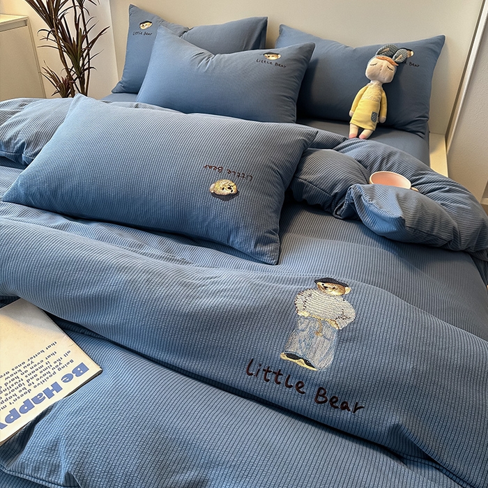 91家纺网 家纺一手货源 找家纺 眠帛家居 2024新款水洗棉提花刺绣四件套-熊先生 熊先生-冰岛蓝