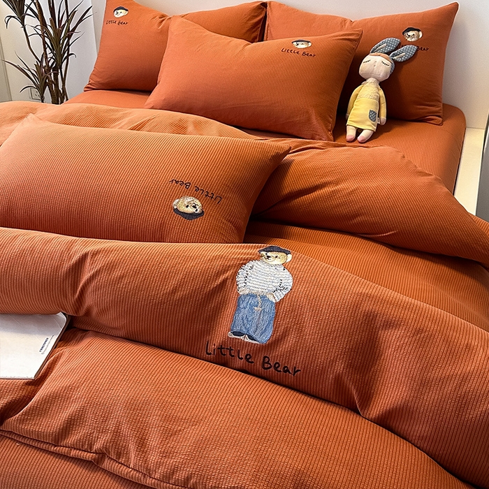 91家纺网 家纺一手货源 找家纺 眠帛家居 2024新款水洗棉提花刺绣四件套-熊先生 熊先生-秋意红