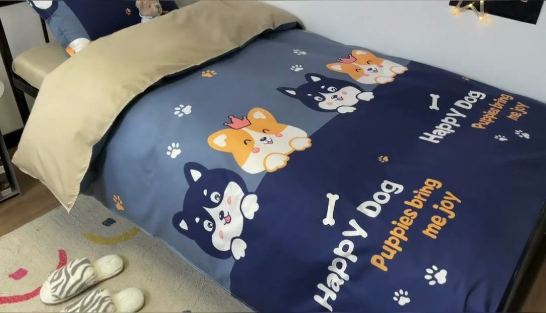 91家纺网 家纺一手货源 找家纺 港岛妹妹 2024新款芦荟棉印花四件套四件套学生床宿舍图 欢乐狗狗