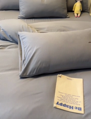 91家纺网 家纺一手货源 找家纺 眠帛家居 2024新款水洗棉提花刺绣四件套-熊先生 熊先生-雾灰