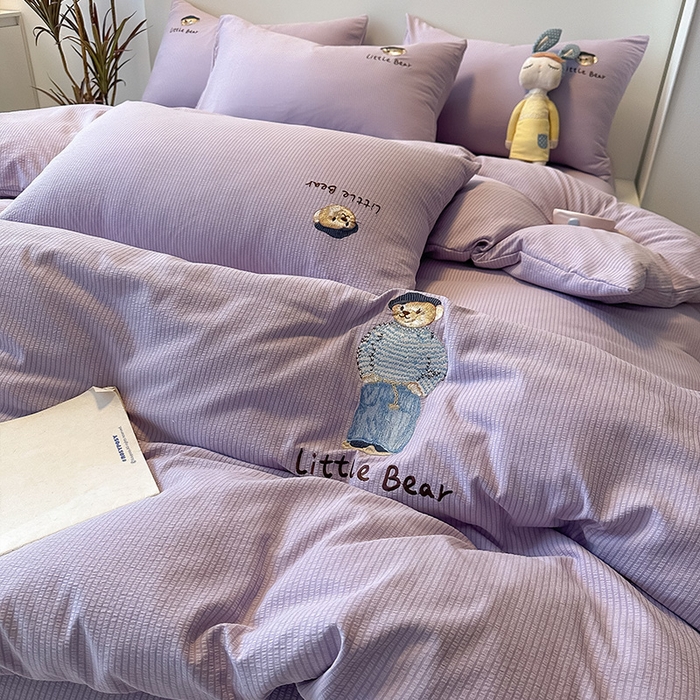 91家纺网 家纺一手货源 找家纺 眠帛家居 2024新款水洗棉提花刺绣四件套-熊先生 熊先生-丁香紫