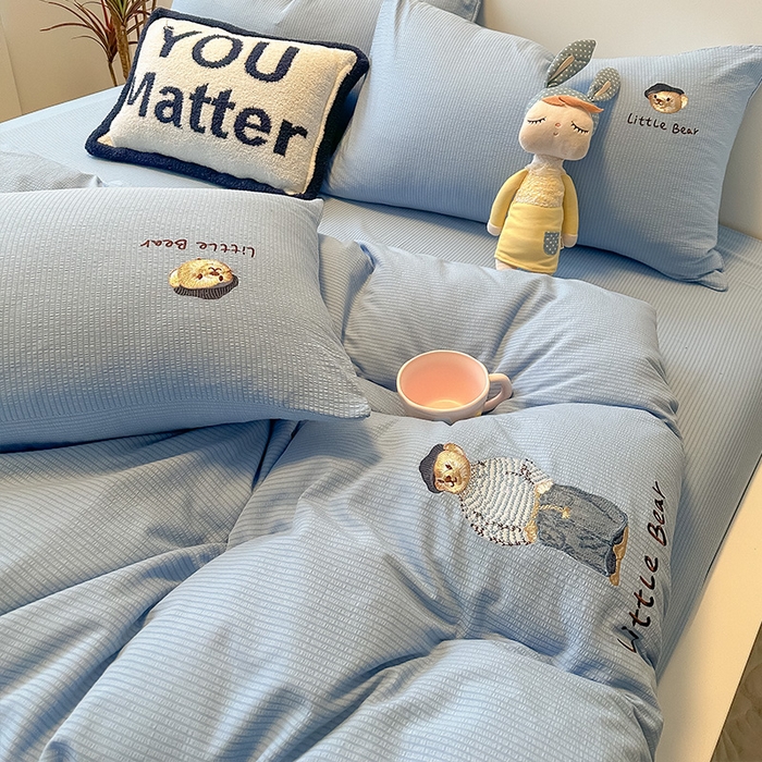 91家纺网 家纺一手货源 找家纺 眠帛家居 2024新款水洗棉提花刺绣四件套-熊先生 熊先生-晴山蓝