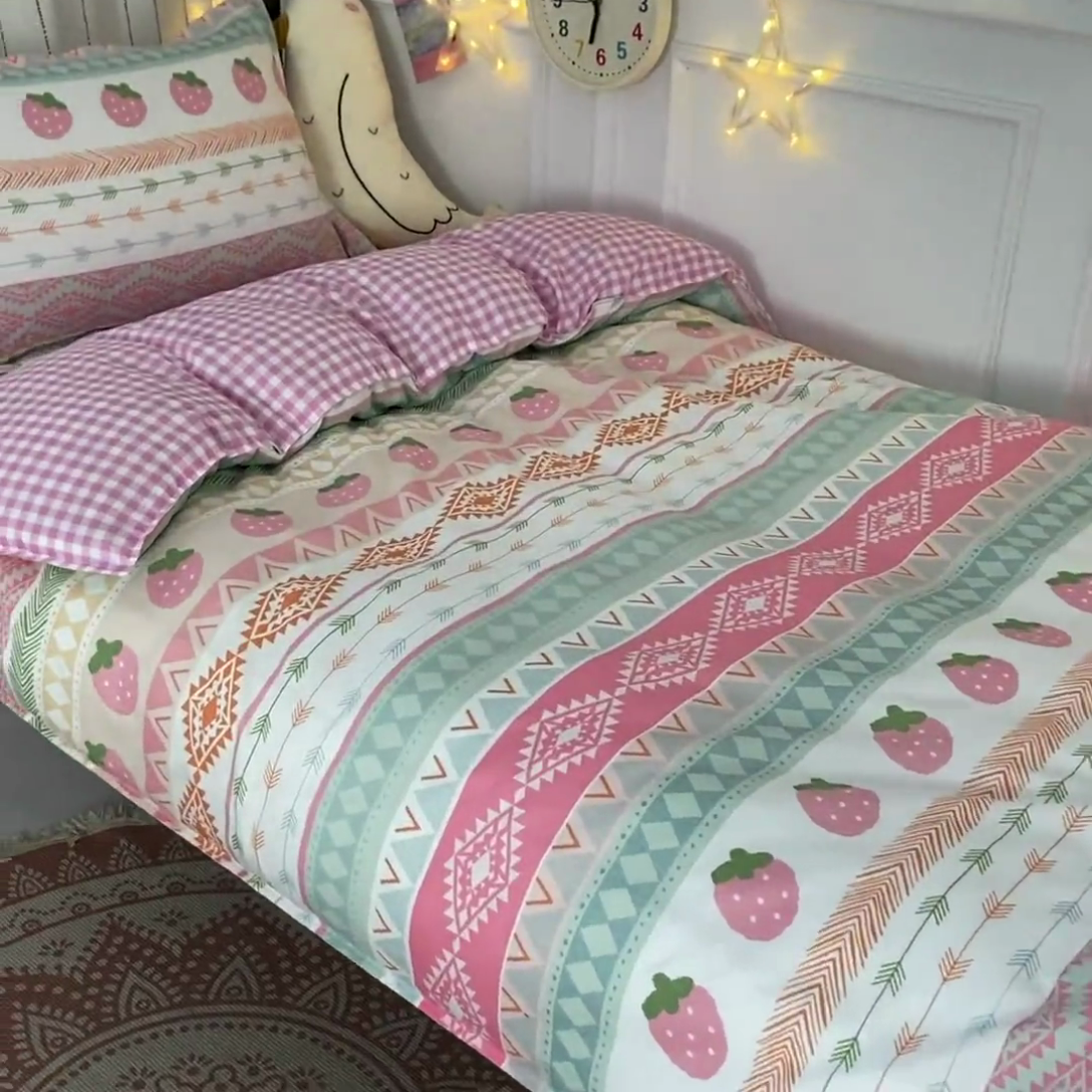 91家纺网 家纺一手货源 找家纺 港岛妹妹 2024新款芦荟棉印花四件套四件套学生床宿舍图 芝芝莓莓