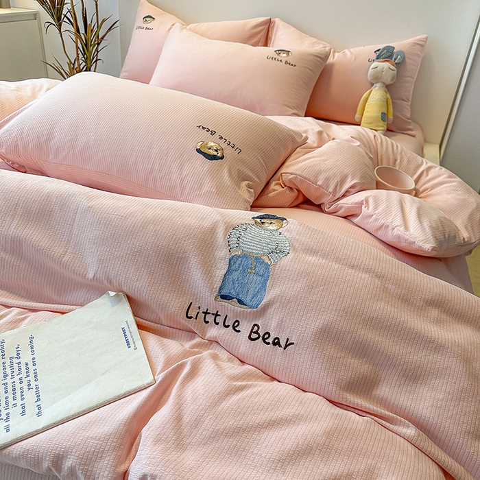 91家纺网 家纺一手货源 找家纺 眠帛家居 2024新款水洗棉提花刺绣四件套-熊先生 熊先生-藕粉