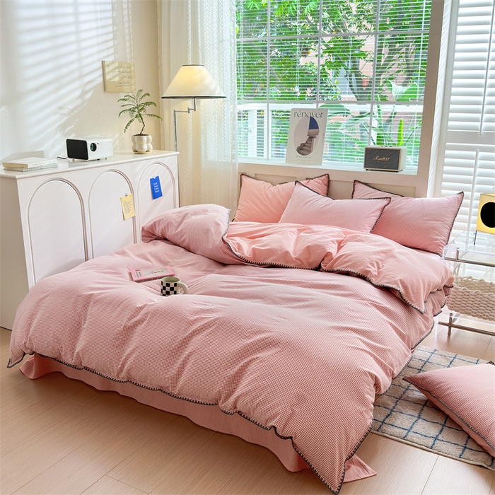 91家纺网 家纺一手货源 找家纺 晚依家纺 2024新款全棉色织水洗棉贝壳边绣三角针工艺四件套--单被套 遇见-蜜粉