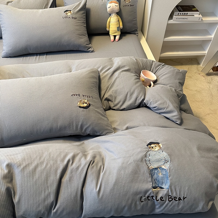 91家纺网 家纺一手货源 找家纺 眠帛家居 2024新款水洗棉提花刺绣四件套-熊先生 熊先生-雾灰
