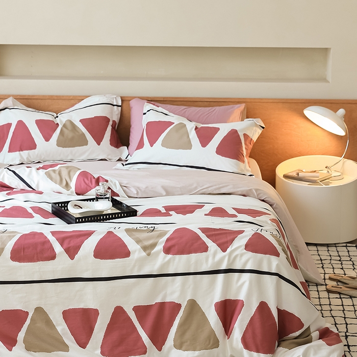 91家纺网 家纺一手货源 找家纺 左右家纺 2024新款全棉生态云棉活性印花四件套 曼塔-红