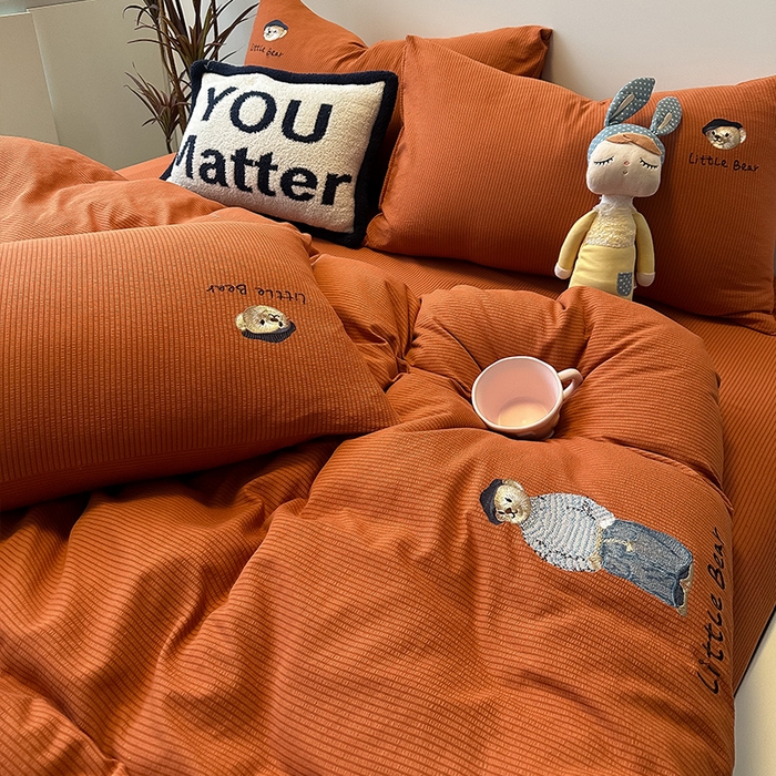 91家纺网 家纺一手货源 找家纺 眠帛家居 2024新款水洗棉提花刺绣四件套-熊先生 熊先生-秋意红