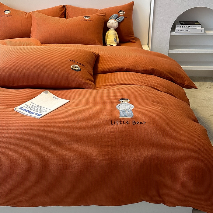 91家纺网 家纺一手货源 找家纺 眠帛家居 2024新款水洗棉提花刺绣四件套-熊先生 熊先生-秋意红