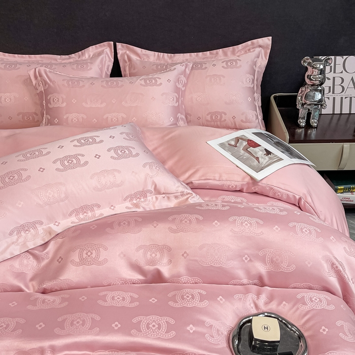 91家纺网 家纺一手货源 找家纺 宅家居 2024新款轻奢高精密贡缎提花臻品真丝四件套 香奈-粉色