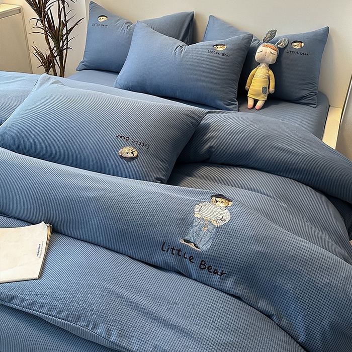 91家纺网 家纺一手货源 找家纺 眠帛家居 2024新款水洗棉提花刺绣四件套-熊先生 熊先生-冰岛蓝