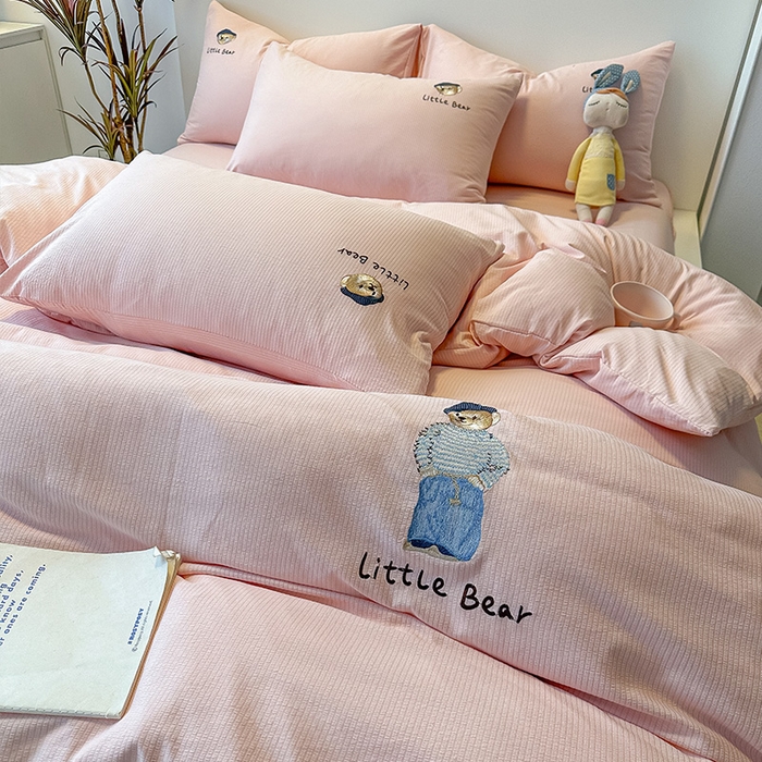 91家纺网 家纺一手货源 找家纺 眠帛家居 2024新款水洗棉提花刺绣四件套-熊先生 熊先生-藕粉