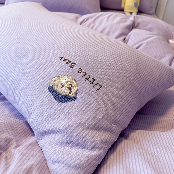 91家纺网 家纺一手货源 找家纺 眠帛家居 2024新款水洗棉提花刺绣四件套-熊先生 熊先生-丁香紫