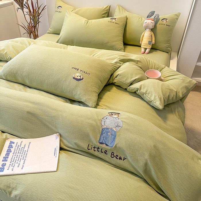 91家纺网 家纺一手货源 找家纺 眠帛家居 2024新款水洗棉提花刺绣四件套-熊先生 熊先生-奶油绿