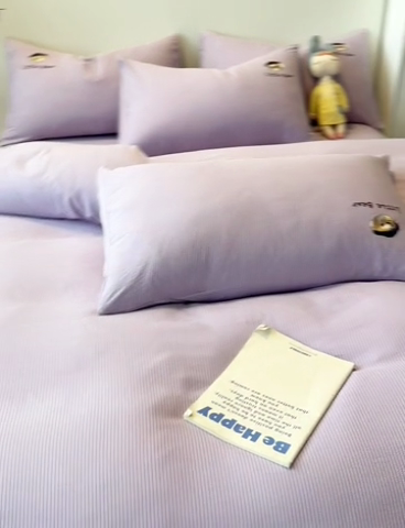 91家纺网 家纺一手货源 找家纺 眠帛家居 2024新款水洗棉提花刺绣四件套-熊先生 熊先生-丁香紫