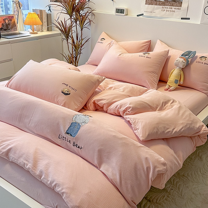 91家纺网 家纺一手货源 找家纺 眠帛家居 2024新款水洗棉提花刺绣四件套-熊先生 熊先生-藕粉