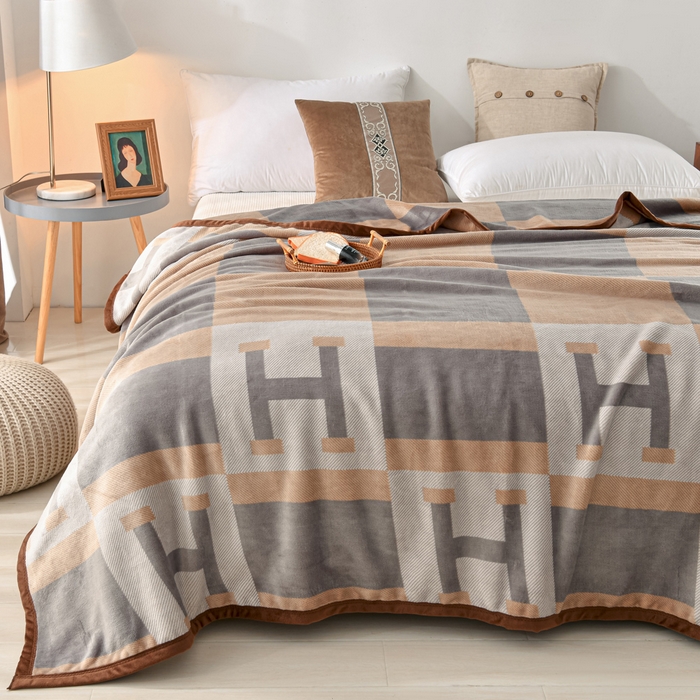 91家纺网 家纺一手货源 找家纺 卡奥家纺 2024新款双层AB版云貂绒毛毯法莱绒休闲盖毯沙发毯空调毯子 里亚-灰