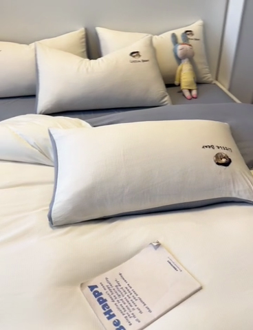 91家纺网 家纺一手货源 找家纺 眠帛家居 2024新款水洗棉提花刺绣四件套-熊先生 熊先生-奶杏