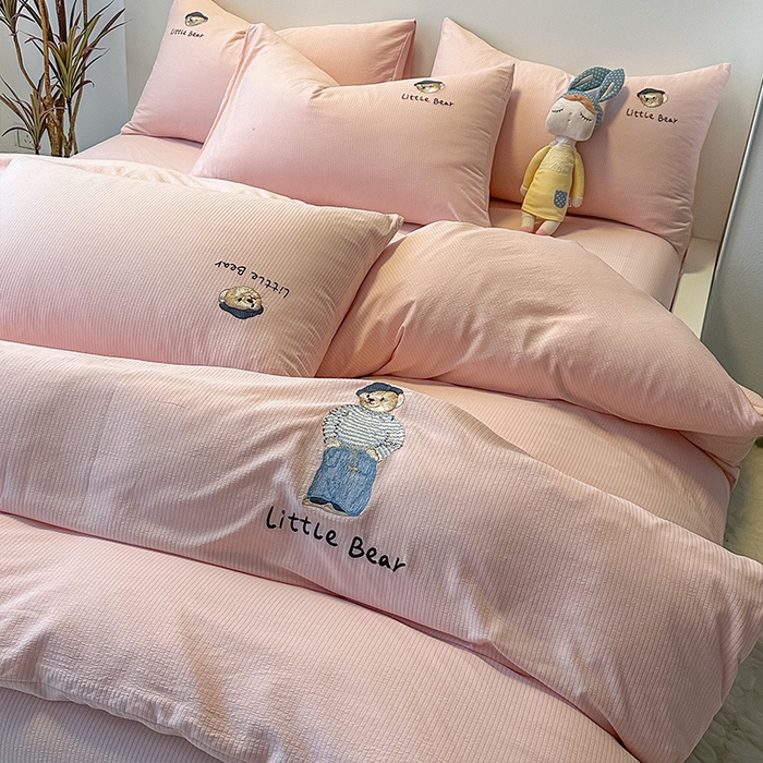 91家纺网 家纺一手货源 找家纺 眠帛家居 2024新款水洗棉提花刺绣四件套-熊先生 熊先生-藕粉