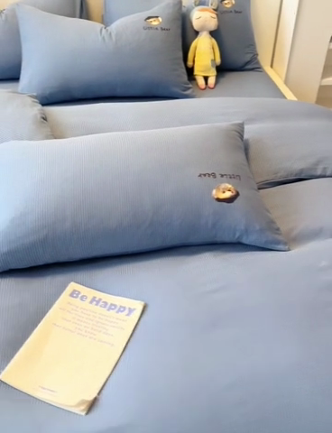 91家纺网 家纺一手货源 找家纺 眠帛家居 2024新款水洗棉提花刺绣四件套-熊先生 熊先生-冰岛蓝