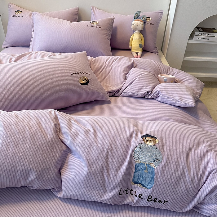 91家纺网 家纺一手货源 找家纺 眠帛家居 2024新款水洗棉提花刺绣四件套-熊先生 熊先生-丁香紫