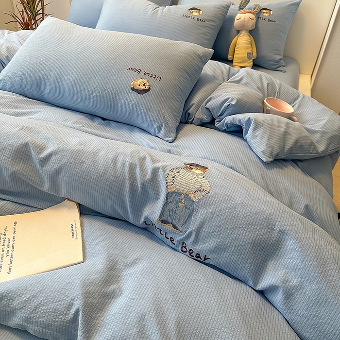 91家纺网 家纺一手货源 找家纺 眠帛家居 2024新款水洗棉提花刺绣四件套-熊先生 熊先生-晴山蓝