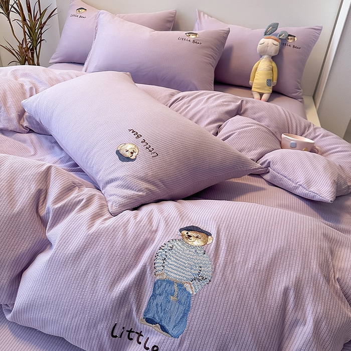 91家纺网 家纺一手货源 找家纺 眠帛家居 2024新款水洗棉提花刺绣四件套-熊先生 熊先生-丁香紫