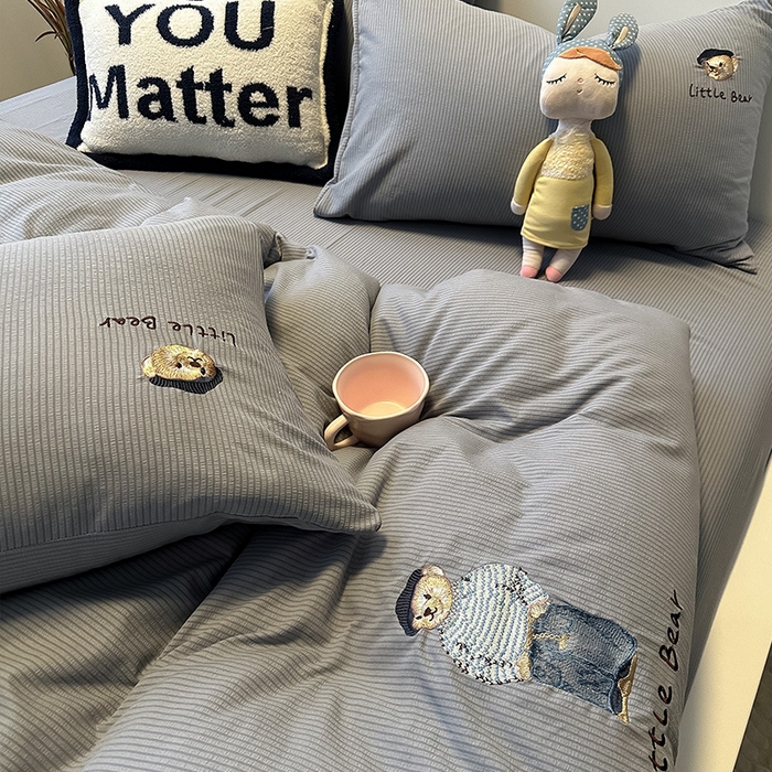 91家纺网 家纺一手货源 找家纺 眠帛家居 2024新款水洗棉提花刺绣四件套-熊先生 熊先生-雾灰