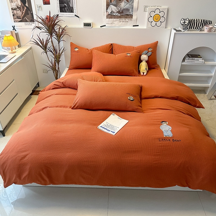 91家纺网 家纺一手货源 找家纺 眠帛家居 2024新款水洗棉提花刺绣四件套-熊先生 熊先生-秋意红