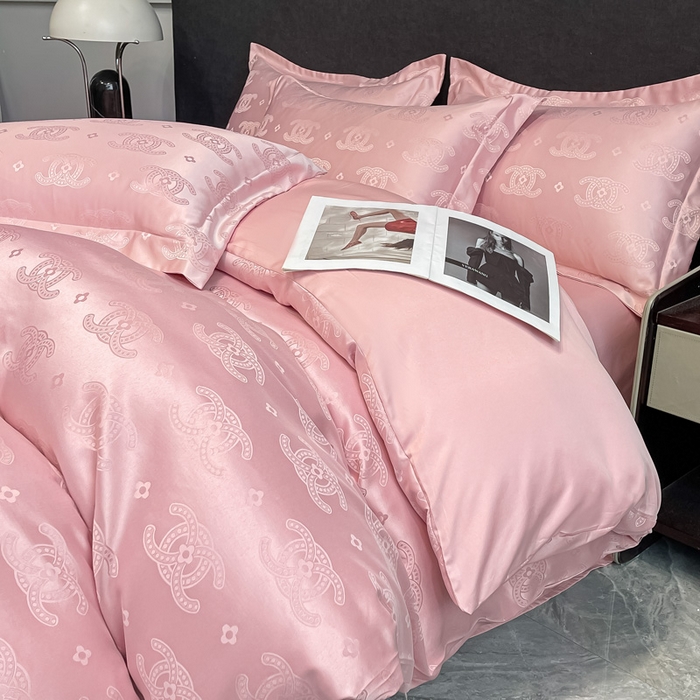 91家纺网 家纺一手货源 找家纺 宅家居 2024新款轻奢高精密贡缎提花臻品真丝四件套 香奈-粉色